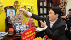 Chủ tịch nước Lương Cường dâng hương tưởng nhớ Chủ tịch nước Trần Đức Lương. 