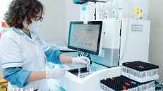 Các Bệnh viện sẵn sàng phối hợp với các Viện Vệ sinh Dịch tễ/Pasteur để điều tra, giám sát, lấy mẫu xét nghiệm các trường hợp nghi ngờ mắc bệnh do virus Nipah. Ảnh: Minh Quyết/TTXVN