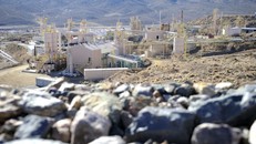 Một cơ sở khai thác và chế biến đất hiếm tại Mountain Pass, California