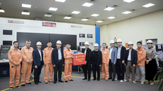 Đoàn công tác chúc tết và tặng quà cho ca trực vận hành tại Phòng Điều khiển trung tâm.