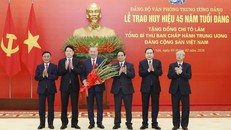 Các đồng chí lãnh đạo, nguyên lãnh đạo chủ chốt tặng hoa chúc mừng Tổng Bí thư Tô Lâm. Ảnh: Thống Nhất/TTXVN.