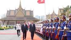 Tổng Bí thư Tô Lâm và Samdech Techo Hun Sen duyệt Đội danh dự Quân đội Hoàng gia Campuchia. Ảnh: Thống Nhất/TTXVN