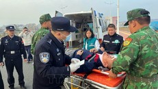 Đồn Biên phòng cửa khẩu Quốc tế Móng Cái (Việt Nam) phối hợp với Trạm kiểm tra Biên phòng xuất nhập cảnh Đông Hưng (Trung Quốc) mở "luồng xanh" cho xe cứu thương cấp cứu bệnh nhân