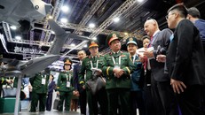 Thượng tướng Hoàng Xuân Chiến, Ủy viên Thường vụ Quân ủy Trung ương, Thứ trưởng Bộ Quốc phòng thăm gian hàng của Airbus.