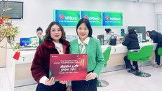 Chị Bùi Thị Châm nhận thưởng chương trình Sinh lời đón Tết-Rước mã khai xuân trong đợt quay số lần 1