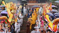 Không khí trong ngày khai hội chùa Hương những năm trước.