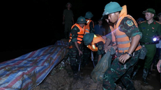 Các lực lượng đắp đê chống tràn, bảo đảm an toàn tuyến đê hữu Cầu.