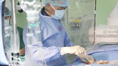 Bác sỹ Bệnh viện Gia An 115, Thành phố Hồ Chí Minh thực hiện đặt cùng lúc 5 stent graft cho bệnh nhân Campuchia bị phình động mạch. Ảnh: TTXVN