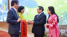 Thủ tướng Phạm Minh Chính và Phu nhân chào mừng các Đại sứ, Đại biện, Trưởng đại diện các tổ chức quốc tế tại Hà Nội cùng Phu nhân, Phu quân. Ảnh: VGP/Nhật Bắc