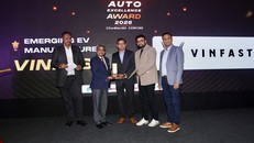 Ông Bhartendu Singh (giữa), Giám đốc Marketing VinFast Ấn Độ, nhận giải thưởng từ ban tổ chức Auto Excellence Awards 2026.