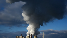 Khói thải bốc lên tại nhà máy điện than RWE ở Neurath, miền Tây Đức