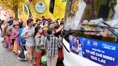 Người dân về quê đón Tết trên các chuyến xe miễn phí.