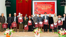 Đại diện Tập đoàn ROX trao quà cho người nghèo tại xã Phượng Dực (Hà Nội).