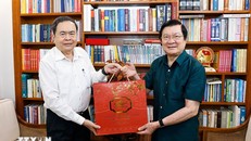 Chủ tịch Quốc hội Trần Thanh Mẫn tới thăm, chúc Tết nguyên Chủ tịch nước Trương Tấn Sang. Ảnh: Doãn Tấn/TTXVN.