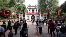 Người dân tham quan di tích Văn Miếu - Quốc Tử Giám.