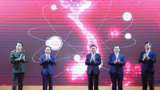 Thường trực Ban Bí thư Trần Cẩm Tú cùng các đại biểu nhấn nút khai trương ứng dụng của ngành Tuyên giáo và Dân vận trên điện thoại di động.