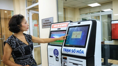 Người dân Hà Nội lấy số thứ tự xếp hàng làm thủ tục hành chính.