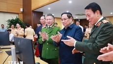 Thủ tướng Phạm Minh Chính thực hiện thao tác nhắn tin chúc Tết người tham gia giao thông qua ứng dụng giao thông. Ảnh: Dương Giang/TTXVN