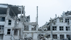 Nhân viên cứu hộ tìm kiếm các nạn nhân trong đống đổ nát của tòa nhà bị trúng tên lửa Nga ở Zaporizhzhia, Ukraine ngày 10/12/2024. 