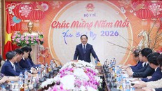 Ông Trịnh Văn Quyết, Trưởng Ban Tuyên giáo và Dân vận Trung ương chúc mừng ngành y tế nhân Ngày Thầy thuốc Việt Nam. Ảnh: Phương Hoa/TTXVN