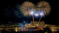 Vốn chỉ được dành cho những dịp đặc biệt, Phú Quốc đã biến pháo hoa trở thành nhịp điệu quen thuộc và “chữ ký thị giác” của nơi đây khi màn đêm buông xuống