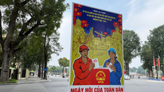 Những cụm pano cổ động được thiết kế bắt mắt, kết hợp hài hòa giữa màu sắc và thông điệp tuyên truyền về ngày hội ý nghĩa của non sông.