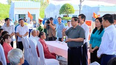 Thủ tướng Phạm Minh Chính đến thăm nhân dân Khu tái định cư Quảng Đức ở xã Tuy An Nam, phía Đông tỉnh Đắk Lắk - Ảnh: VGP/Nhật Bắc