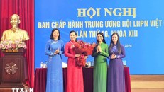 Ban Chấp hành Hội Liên hiệp Phụ nữ Việt Nam tặng hoa chúc mừng bà Lê Thị Thủy. Ảnh: Phúc Hằng/TTXVN