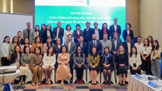 Các đại biểu chụp ảnh tại Hội thảo tham vấn kỹ thuật về trách nhiệm mở rộng của nhà sản xuất (EPR), ngày 6/3.