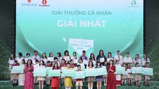 Bà Nguyễn Thị Nhung, Phó Vụ trưởng Vụ Học sinh, sinh viên - Bộ Giáo dục và Đào tạo (trái) và TS. Lê Thái Hà, Giám đốc Điều hành Quỹ Vì tương lai xanh (phải) trao giải Nhất ở các hạng mục tại cuộc thi “Gửi tương lai Xanh 2050” mùa 2. Ảnh: BTC.