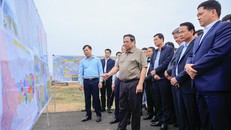 Thủ tướng kiểm tra thực địa tình hình thực hiện dự án Tuyến đường kết nối sân bay Gia Bình với Thủ đô Hà Nội; dự án Đầu tư xây dựng đường Vành đai 4 - Vùng Thủ đô Hà Nội (đoạn qua địa phận tỉnh Bắc Ninh). Ảnh: VGP