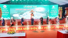 Các đại biểu thực hiện nghi thức khởi công dự án. Ảnh: Thế Duyệt/TTXVN