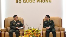 Đại tướng Phan Văn Giang trao đổi cùng Đại tướng Prum Din.
