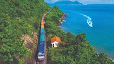 Một đoàn tàu chuyên chở hàng hóa container của Tổng công ty Đường sắt Việt Nam. 