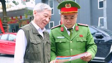 Lực lượng Công an cơ sở rà soát, cập nhật dữ liệu cử tri tại khu dân cư trên địa bàn Hà Nội.