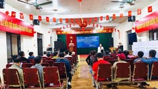 Cử tri xã Thiên Lộc tham dự buổi mạn đàm giới thiệu tiểu sử các ứng cử viên trước ngày bầu cử, giúp người dân nắm rõ thông tin để lựa chọn đại biểu xứng đáng. Ảnh: Phi Tuấn