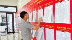 Niêm yết công khai danh sách ứng viên tại các khu vực bỏ phiếu. Ảnh: Ngọc Tuấn