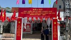 Khu vực bỏ phiếu số 13, xã Đan Phượng được trang hoàng rực rỡ. Ảnh: Nguyễn Nga