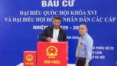 Cầu thủ nhập tịch Đỗ Hoàng Hên lần đầu tiên thực hiện quyền bầu cử với tư cách công dân Việt Nam.