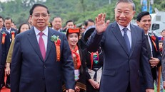 Tổng Bí thư Tô Lâm, Thủ tướng Chính phủ Phạm Minh Chính tới dự lễ khởi công tại điểm cầu chính, Trường phổ thông nội trú tiểu học và trung học cơ sở Đồng Đăng, xã Đồng Đăng, tỉnh Lạng Sơn. Ảnh: VGP/Nhật Bắc