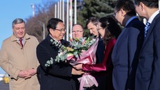 Cán bộ, nhân viên Đại sứ quán, cùng đại diện cộng đồng người Việt Nam tại Nga nhiệt liệt chào mừng Thủ tướng Phạm Minh Chính và đoàn Đại biểu cấp cao Việt Nam thăm Liên bang Nga. Ảnh: VGP/Nhật Bắc