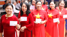 Các cử tri phường Hoa Lư, tỉnh Ninh Bình, đến bỏ phiếu tại Khu vực bỏ phiếu số 27.