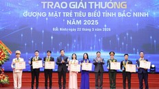 Các đại biểu khen thưởng những gương mặt trẻ tiêu biểu tỉnh Bắc Ninh năm 2025.