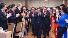 Thủ tướng Phạm Minh Chính gặp gỡ các cán bộ, nhân viên Đại sứ quán Việt Nam và đông đảo bà con kiều bào đang sinh sống, học tập và làm việc tại Liên bang Nga. Ảnh: VGP/Nhật Bắc