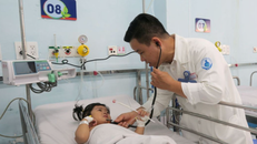 Bác sỹ Dư Tuấn Quy, Trưởng Khoa Nhiễm - Thần kinh, Bệnh viện Nhi đồng 1 Thành phố Hồ Chí Minh, khám cho bệnh nhi mắc tay chân miệng.