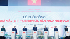 Tổng Bí thư Tô Lâm, Thủ tướng Phạm Minh Chính và các đại biểu phát lệnh khởi công Nhà máy chế tạo Chip bán dẫn công nghệ cao.