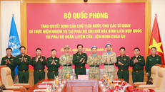 Thượng tướng Nguyễn Trường Thắng, Ủy viên Trung ương Đảng, Thứ trưởng Bộ Quốc phòng, đại diện các cơ quan Bộ Quốc phòng chúc mừng các sỹ quan chuẩn bị lên đường làm nhiệm vụ. 