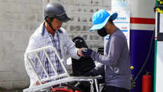 Người dân mua xăng