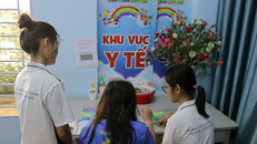 Các cộng tác viên xã hội hỗ trợ nạn nhân bạo lực, xâm hại học tập, sinh hoạt tại nhà tạm lánh của mô hình Bồ Công anh, ở phường Hạnh Thông, Thành phố Hồ Chí Minh