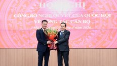 Chủ tịch Quốc hội Trần Thanh Mẫn trao Nghị quyết của Quốc hội cho Tổng Kiểm toán Nhà nước Nguyễn Hữu Nghĩa. 